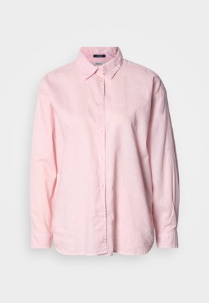 Ανοιχτό ροζ πουκάμισο με κουμπιά από λινό, με γιακά, μακριά μανίκια και διακριτική κεντημένη λογότυπο στο στήθος. Λεία υφή, άνετη εφαρμογή.