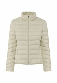 Beżowa pikowana kurtka z poziomymi przeszyciami, z przodu na zamek błyskawiczny, z wysokim kołnierzem i długimi rękawami, zaprezentowana na białym tle.