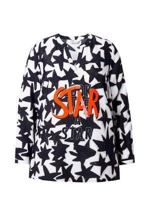 Langærmet skjorte i sort og hvid med stjerne-mønster, V-hals og fed orange og sort tekst, der siger "STAR" på fronten.