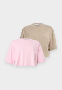 Δύο απλά cropped t-shirts, ένα ανοιχτό ροζ και ένα μπεζ, με στρογγυλή λαιμόκοψη και κοντά μανίκια, τοποθετημένα σε ουδέτερο φόντο.