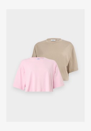 To ensfargede, avkuttede t-skjorter, en lyserosa og en beige, med rund hals og korte ermer, vist på en nøytral bakgrunn.