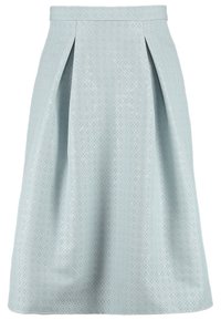Una gonna azzurro chiaro fino al ginocchio realizzata in tessuto strutturato, con pieghe, vita aderente e un motivo sottile su tutta la superficie.