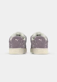 Sneaker in suede viola con dettagli bianchi, caratterizzati da motivi animalier, colletto imbottito e suola in gomma testurizzata. Logo visibile sulla parte posteriore.