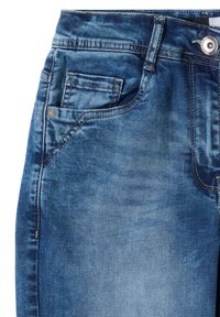 Jean en denim bleu montrant la poche avant gauche avec poche pour monnaie, passants de ceinture et fermeture par bouton métallique.