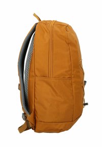 Oranje stoffen rugzak met een gestructureerd oppervlak, voorzien van grijze gewatteerde banden, een zijvak en verstelbare gespen om voorwerpen vast te zetten.