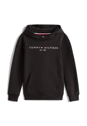 Schwarze Kapuzenjacke mit einer Fronttasche, besticktem "TOMMY HILFIGER EST. 1985"-Logo und roten sowie weißen Akzenten innen an der Kapuze.