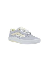 Sneaker grigie chiare con accenti bianchi, materiali in camoscio testurizzato e mesh, punta tonda, suola ammortizzata e dettagli gialli a contrasto.