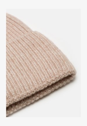 Beżowa czapka dzianinowa z ribbowanym teksturą i składanym brzegiem, wykonana z miękkiej wełny. Charakteryzuje się subtelnym dwukolorowym wzorem.