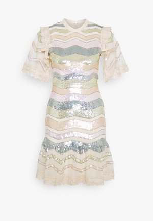 Robe multicolore en sequins avec un motif chevron, des manches courtes à volants, un col rond et un ourlet évasé bordé de dentelle.