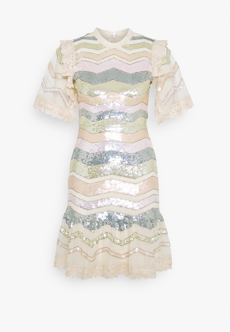 Robe multicolore en sequins avec un motif chevron, des manches courtes à volants, un col rond et un ourlet évasé bordé de dentelle.