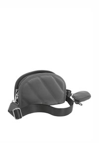 Szara pikowana torebka na ramię o zaokrąglonym kształcie, z regulowanym paskiem, małą kieszonką na zamek i gładką, miękką teksturą.