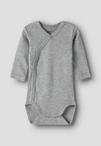 Hall pika varrukaga bodi pehmest kangast, millel on ümbermähitav disain koos külje- ja alumiste trukknuppudega, mis lihtsustavad riietumist.