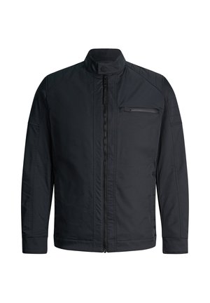 Czarna kurtka na zamek z stójką, zapięciem na zatrzaski i kieszenią na piersi na zamek, przedstawiona od przodu na białym tle.