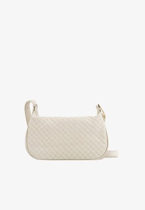 Geweven lederen schoudertas in off-white, rechthoekige vorm met een platte profiel, voorzien van een enkele verstelbare schouderband en subtiele stikseldetails.