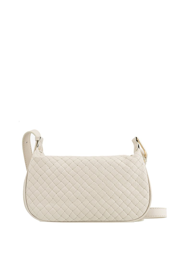 Vävd läder crossbody-väska i off-white, rektangulär form med platt profil, med en enda justerbar rem och subtila sömdetaljer.