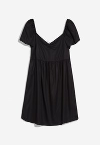 Černé šaty s nadýchanými rukávy z lehké látky, s výstřihem do oblouku, elastickým pasem a splývavou sukní. Hladká textura; bez vzorů.
