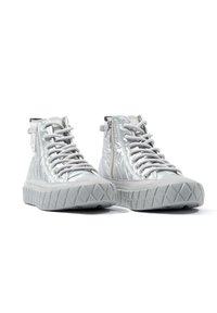 Baskets montantes en argent métallique avec surface texturée, présentant une fermeture éclair sur le côté, des lacets ronds et de épaisses semelles en caoutchouc à plateforme.