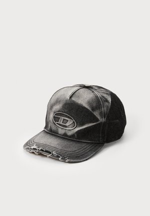 Casquette en denim noir usé avec une visière courbée, logo brodé à l'avant et bords effilochés. Comprend six panneaux et un fini texturé.