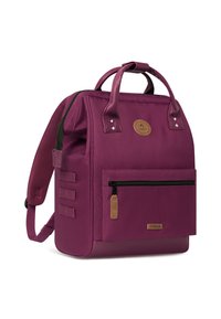 Lila Rucksack mit strukturierter Form, aus synthetischem Material, doppelten Tragegriffen, verstellbaren Riemen, einer vorderen Reißverschlusstasche und einem Logo-Patch.