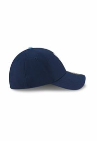 Marineblaue Baseballmütze mit einer runden Krone, gebogenem Schild und einem hellblauen Akzent auf dem oberen Knopf. Mit gesticktem Logodesign.