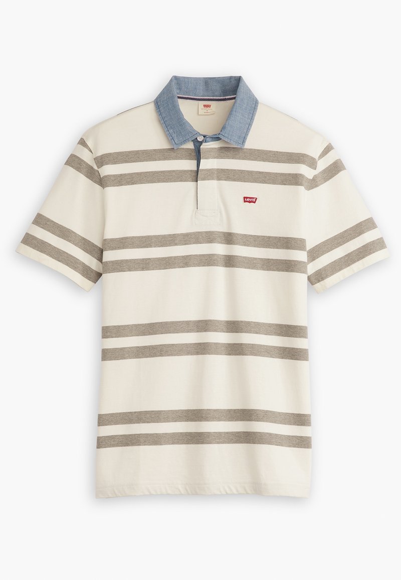 Polo à manches courtes rayé crème et gris avec un col en chambray bleu et un petit logo rouge Levi's sur la poitrine gauche.