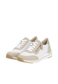 Beige und weiße Sneaker mit einem Obermaterial aus strukturiertem Stoff, Schnürung vorne, seitlichem Reißverschluss und einem gepolsterten Sohlendesign für zusätzlichen Komfort.