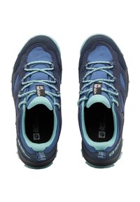 Scarpe da trekking blu e teal, con tomaia testurizzata, collare imbottito, dettagli in rete e suola in gomma con tacchetti per la trazione.