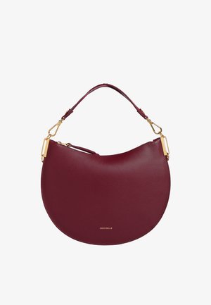 Borsa in pelle borgogna con forma curva, tracolla sottile e dettagli in hardware dorato. Presenta il logo del brand impresso sul davanti.