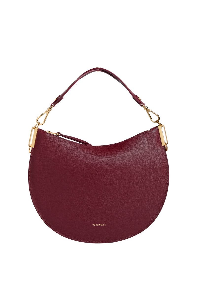 Borsa in pelle borgogna con forma curva, tracolla sottile e dettagli in hardware dorato. Presenta il logo del brand impresso sul davanti.