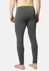 Herren-Fit-Leggings aus dunkelgrauem Stoff mit strukturiertem Finish und einem leuchtend grünen elastischen Bund. Keine sichtbaren Muster oder Akzente.