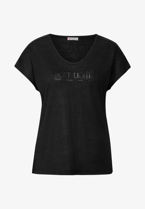 Czarna koszulka z krótkimi, luźnymi rękawami i szerokim dekoltem. Posiada subtelną, wyblakłą grafikę tekstu na środku. Miękka tekstura materiału.