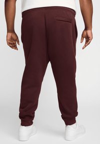 Nike Sportswear CLUB JGGR - Pantalones deportivos - burgundy crush burgundy crush white