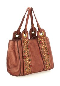 Borsa a tracolla in pelle marrone con doppie cinghie, decorata con borchie dorate e rosse e occhielli metallici sulle cinghie.