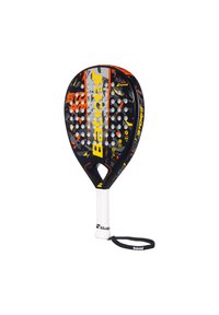 Zwarte padelracket met een ronde kop, oranje en gele accenten, strategische perforaties en een getextureerde grip voor verbeterde hantering.