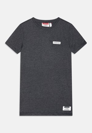 T-shirt gris foncé à manches courtes avec col rond, petit logo "Vingino" sur la poitrine et une étiquette rectangulaire près de l'ourlet inférieur.