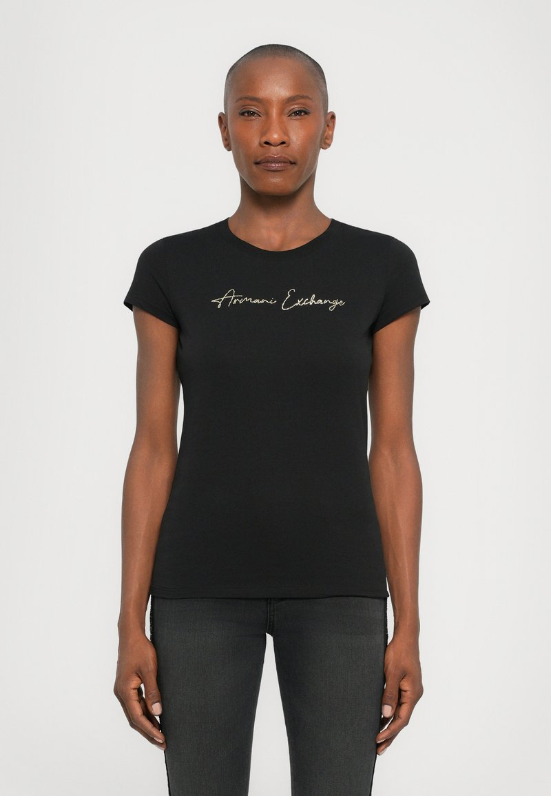 Zwarte katoenen T-shirt met korte mouwen, voorzien van gouden geborduurde tekst "Armani Exchange" op de borst. Eenvoudig, getailleerd ontwerp.
