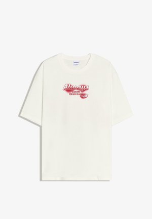 Tricou alb din bumbac, cu croială lejeră. Pe partea din față este inscripția roșie: "Întotdeauna în căutarea unui nou sens", însoțită de accente grafice. Mâneci scurte.