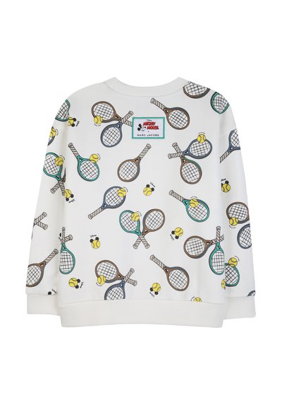 Felpa bianca con racchette da tennis colorate, palline da tennis gialle, piccole teste nere di Topolino e un'etichetta Disney x Marc Jacobs sul retro.