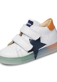 Sneakers en cuir blanc avec un design d'étoile marine et des bandes velcro ; semelle en caoutchouc transparent avec un effet de dégradé de couleur ; accent orange sur le talon.