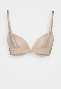 Soutien-gorge beige rembourré avec bretelles réglables, texture lisse et fermeture à crochets. Présente un design sans coutures et des bonnets triangulaires.