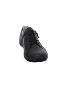 Sneaker en cuir noir avec une finition texturée, présentant un bout arrondi, un design à lacets et une fermeture éclair sur le côté pour un accès plus facile.