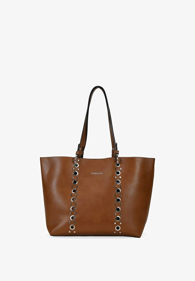 Bolso tote de cuero marrón con textura suave, que presenta ojales de metal plateado y acentos negros a lo largo del centro y asas de hombro resistentes.
