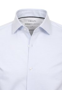 Lichtblauw kortcapuchon overhemd met een gestructureerd patroon, een gespreide kraag en een knoopsluiting. Bevat het label "VENTI JERSEYFLEX" aan de binnenkant.