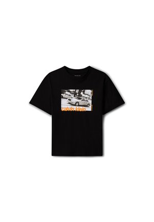 Sort t-shirt med korte ærmer med sort-hvidt bytaxi-tryk og "calvin klein" i orange tekst midt foran.