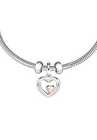 Bracciale in argento con un pendente a forma di cuore che presenta un cuore più piccolo in oro rosa all'interno. Finitura in metallo liscia con una texture intrecciata.