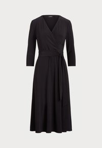 Černé zavinovací šaty s výstřihem do V, tříčtvrtečními rukávy, opaskem v pase a splývavou sukní. Vyrobeno z jemného materiálu.