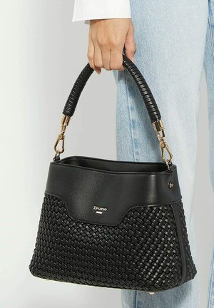 Sac à main noir avec une texture en cuir tressé, doté d'une poignée rayée robuste et d'accents en métal doré. Logo affiché à l'avant.