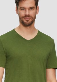 s.Oliver MET V-HALS EN SLUBSTRUCTUUR - T-shirt basic - guacamole