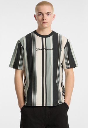 Gestreepte T-shirt met korte mouwen in cream, zwart en groen; heeft een geborduurd "Guess Originals" logo; ontspannen pasvorm en zachte textuur.