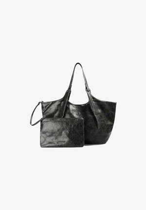 Bolso tote de cuero negro texturizado con dos asas y un clutch con cremallera a juego. Ambos tienen un acabado brillante y arrugado.